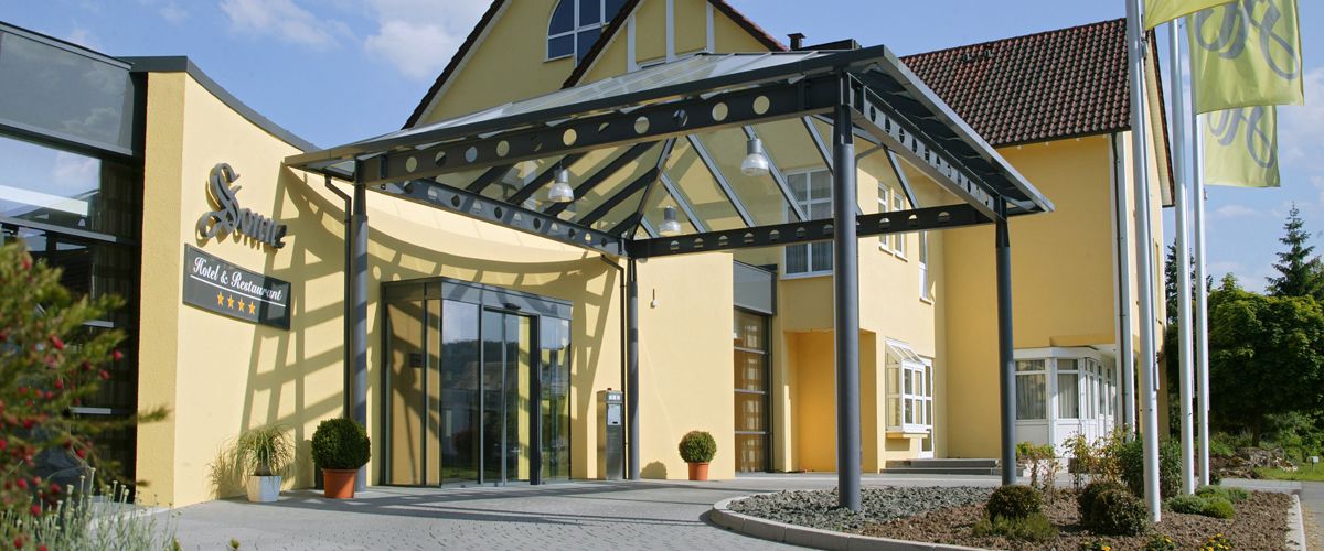 Eingang Hotel-Restaurant Sonne in Ruderberg bei Tag